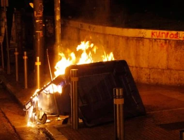 Φωτιές σε κάδους στο κέντρο της Θεσσαλονίκης